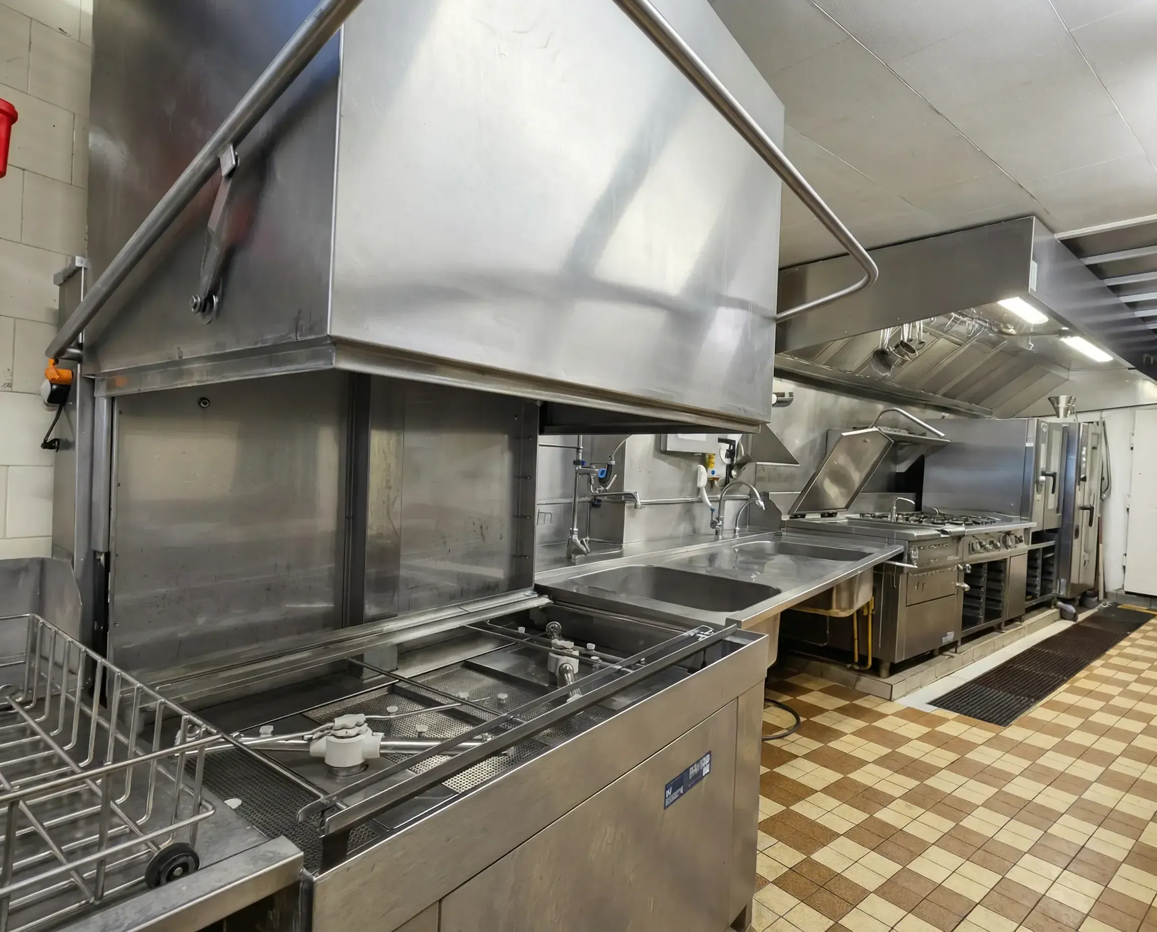 Cuisine professionnelle équipée pour traiteur de luxe